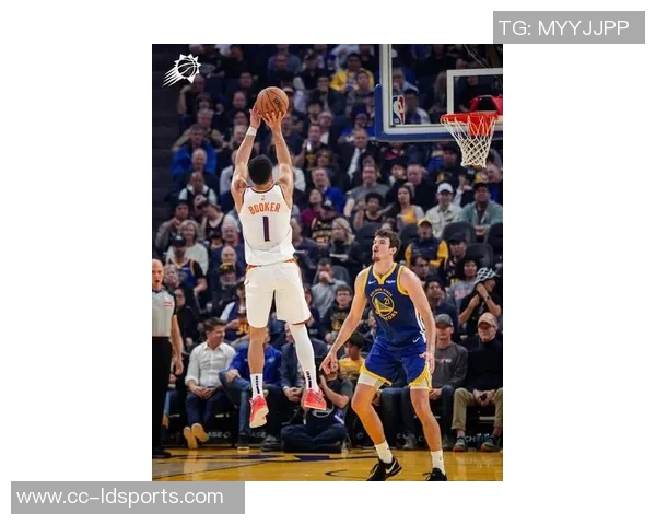 布克第三节状态火热10投6中狂砍16分4篮板4助攻连得12分助力球队反击