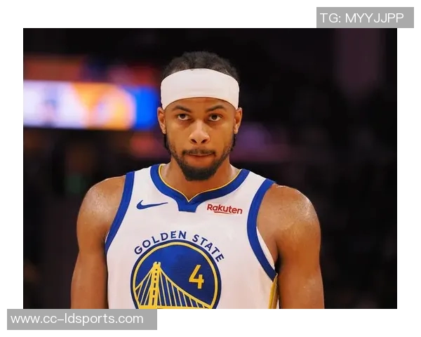 理查兹半场表现抢眼5中3斩获7分助攻1次正负值高达16分